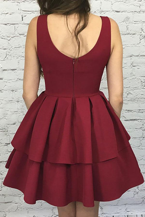 Robe de bal à volants bordeaux en satin élastique, courte, coupe trapèze avec encolure dégagée