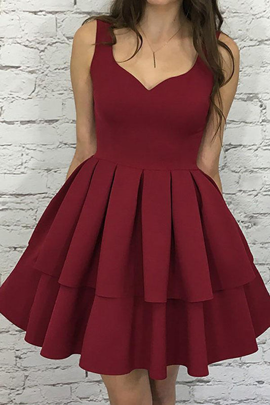 A-Linie U-Ausschnitt Kurzes Burgunderrotes gestuftes Homecoming-Kleid aus elastischem Satin