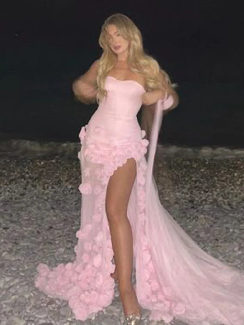 Abito da cerimonia rosa senza maniche con scollo a cuore, spacco e fiori, linea a trapezio