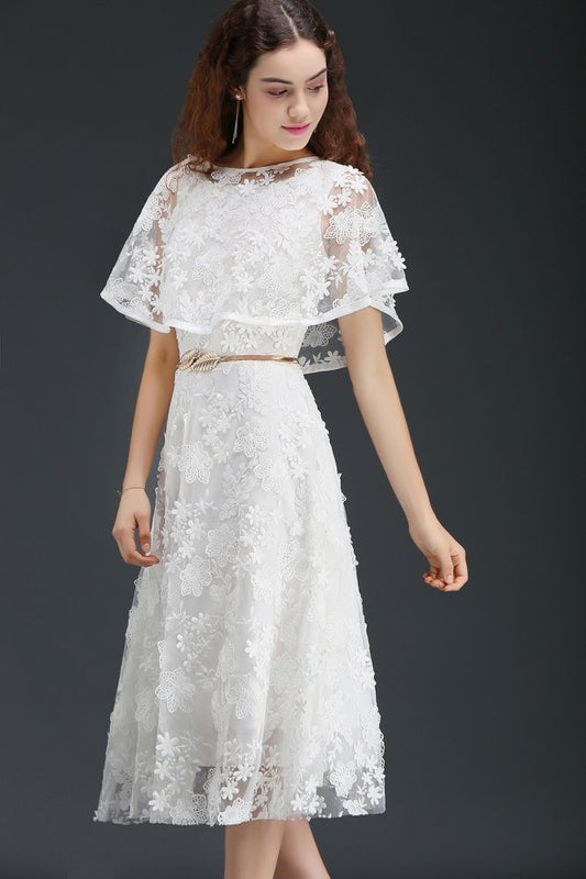 Kurzes A-Linien-Heimkehrkleid aus Spitze und Kristallen