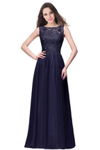 Abito da cerimonia lungo fino a terra con scollo rotondo, senza maniche, linea a trapezio, corpetto in pizzo e chiffon
