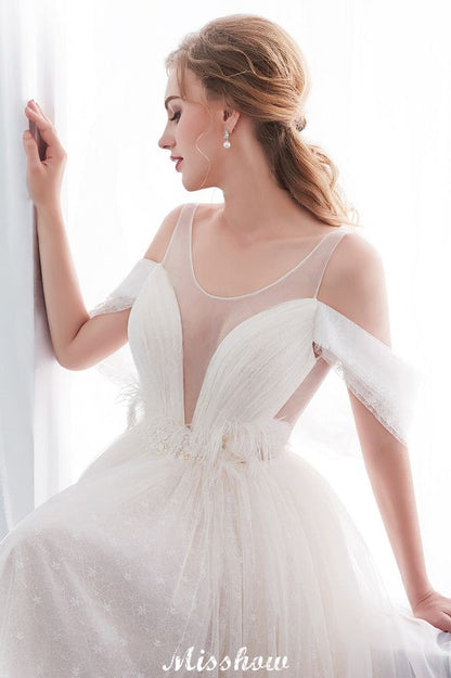 Vestido de novia color marfil con encaje, sin mangas y largo hasta el suelo