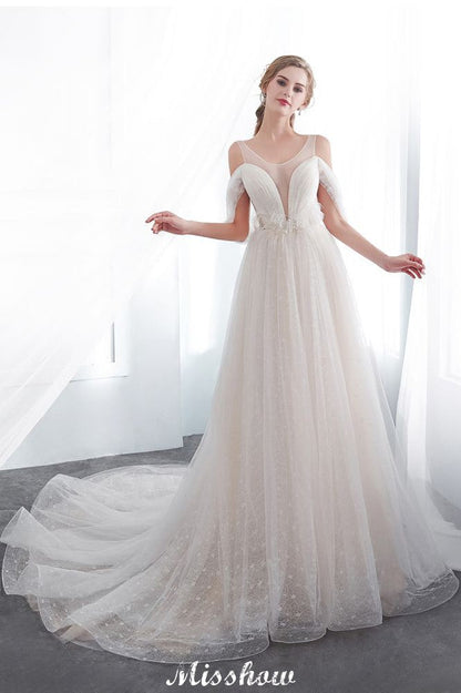 Vestido de novia color marfil con encaje, sin mangas y largo hasta el suelo