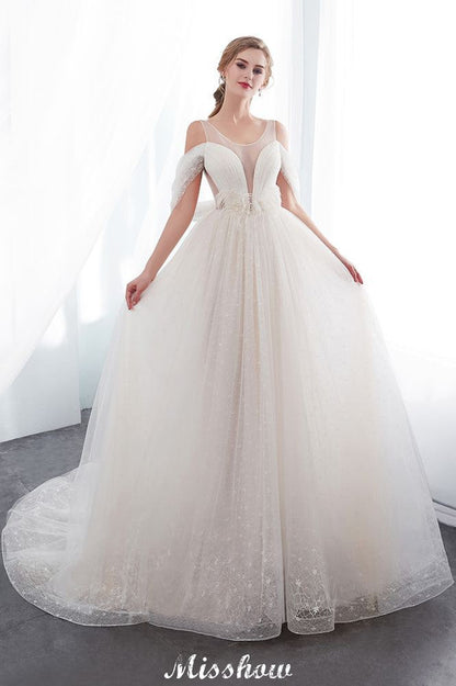 Vestido de novia color marfil con encaje, sin mangas y largo hasta el suelo