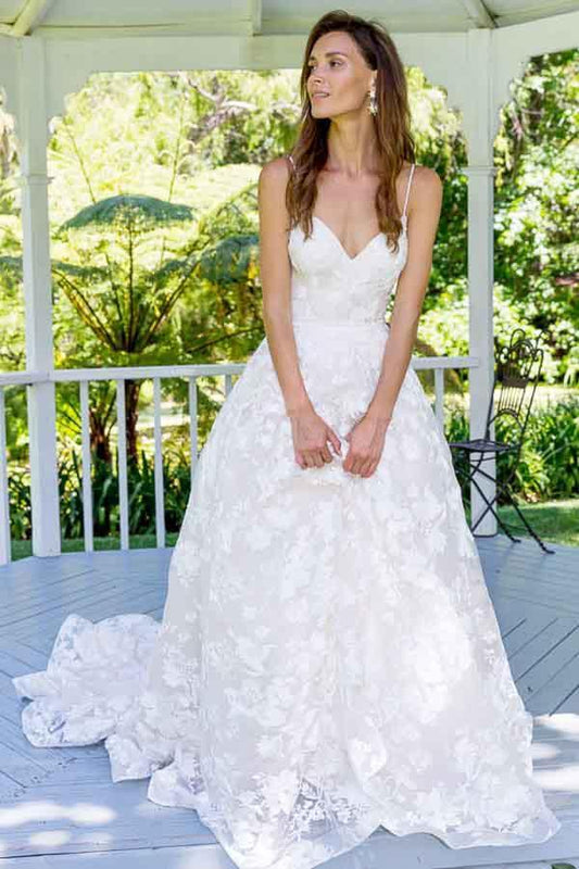 Robe de mariée longue en dentelle à bretelles spaghetti et dos nu WD267