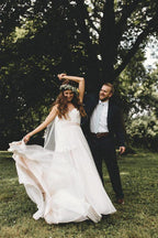 Robe de mariée sans manches à fines bretelles en ligne A avec traîne courte