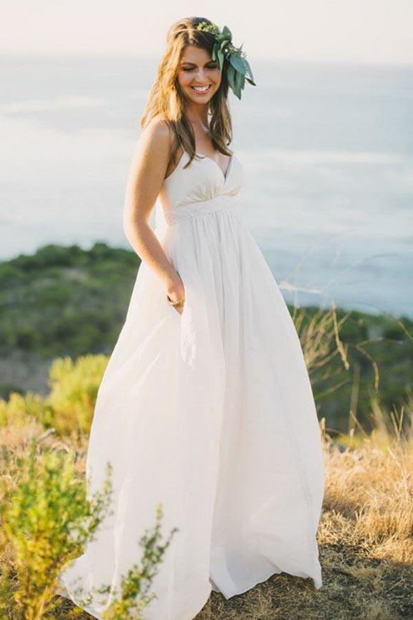 Abito da sposa in chiffon con spalline sottili, linea a trapezio e strascico scivolato