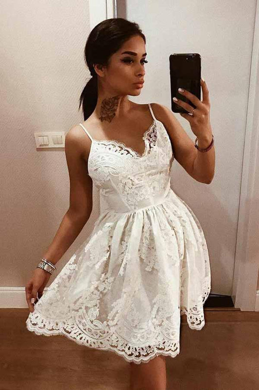 A-Linien-Träger, rückenfreies weißes Homecoming-Kleid aus Spitze mit Applikationen