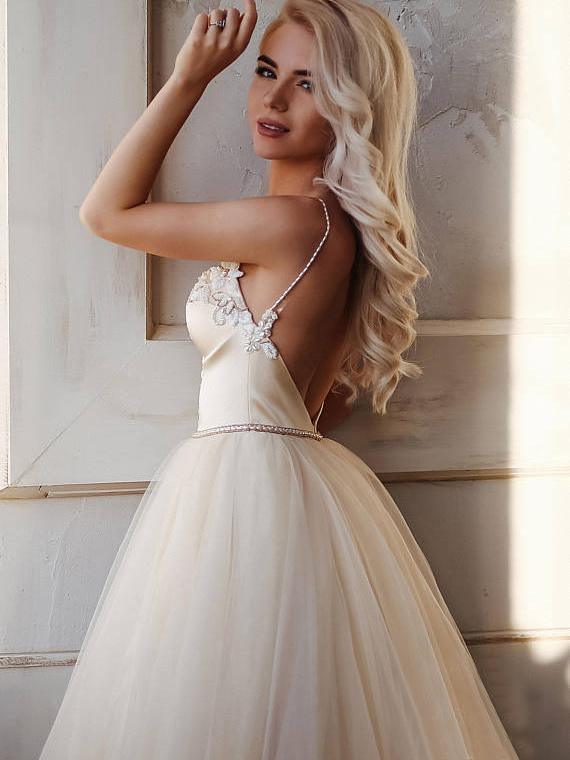 Vestido de novia largo con tirantes en forma de A, largo hasta el suelo y cuentas