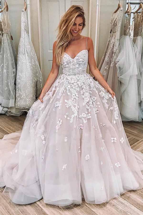 Vestido de novia largo de tul con escote en forma de A y apliques de corazón