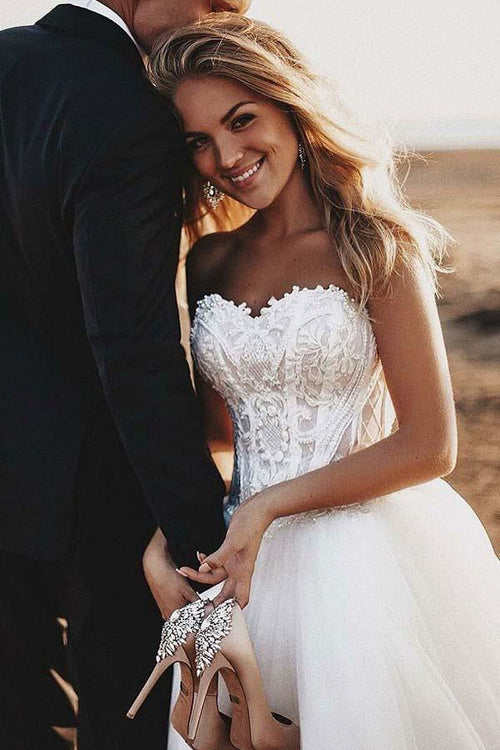 Vestido de Noiva em Tule com Decote Coração, Saia em Corte Tribunal e Aplicações A-Line