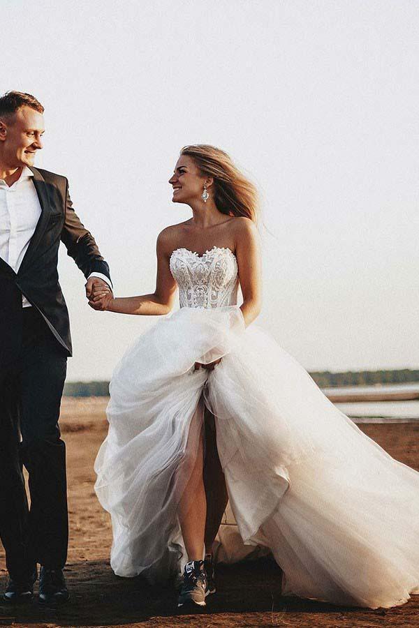 Abito da sposa in tulle con strascico a corte a cuore, linea a trapezio, con applicazioni