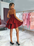 فساتين العودة إلى الوطن القصيرة على شكل حرف A برقبة قلبية مع تطريزات من الدانتيل