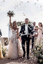 Vestido de novia de tul con cola larga, sin mangas y escote en forma de A