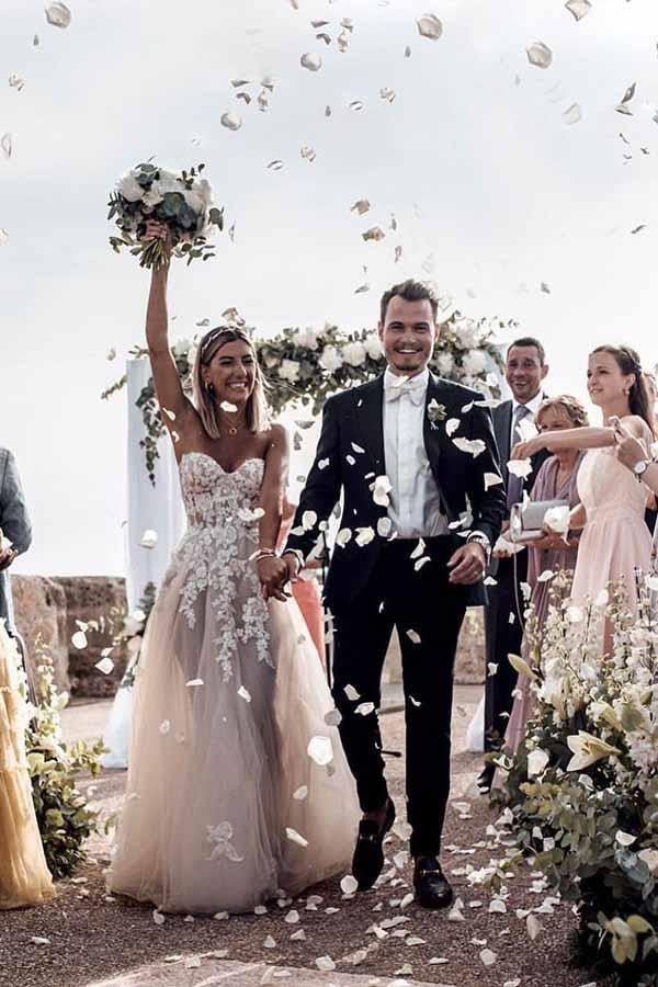 Vestido de novia de tul con cola larga, sin mangas y escote en forma de A