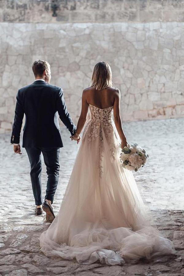 Vestido de novia de tul con cola larga, sin mangas y escote en forma de A