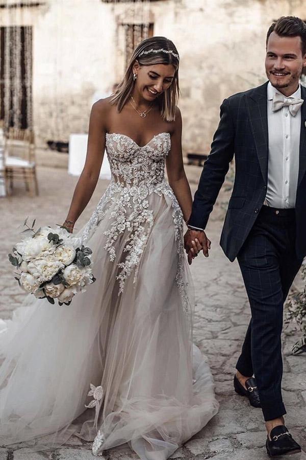 Vestido de novia de tul con cola larga, sin mangas y escote en forma de A