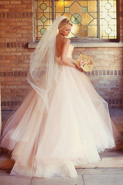 Robe de mariée longue en tulle rose, bustier cœur sans bretelles, coupe en A