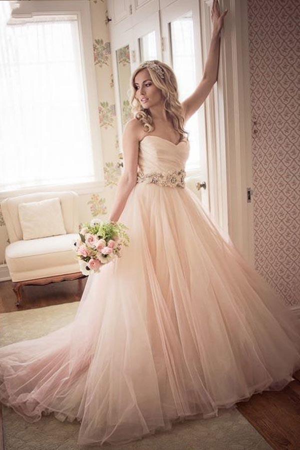 Abito da sposa lungo in tulle rosa, senza spalline, scollo a cuore e linea a trapezio