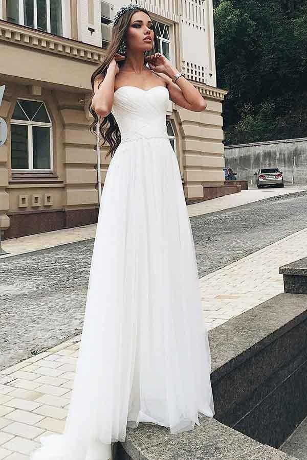 Abito da sposa in tulle con gonna a linea ad A, scollo a cuore e strascico, decorato con applicazioni