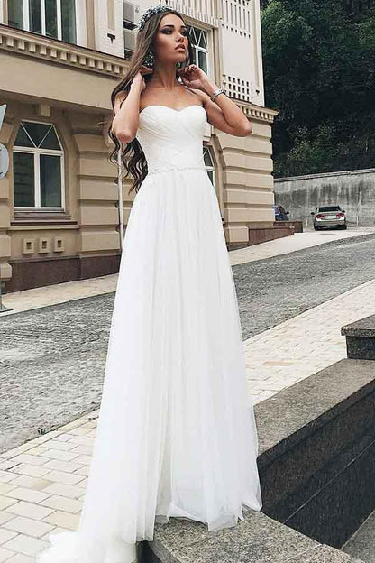 Vestido de novia de tul con cola larga, corte en A y escote en forma de corazón con apliques