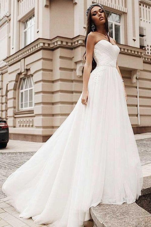 Robe de mariée en tulle à jupe évasée, décolleté en cœur, traîne balayante avec applications