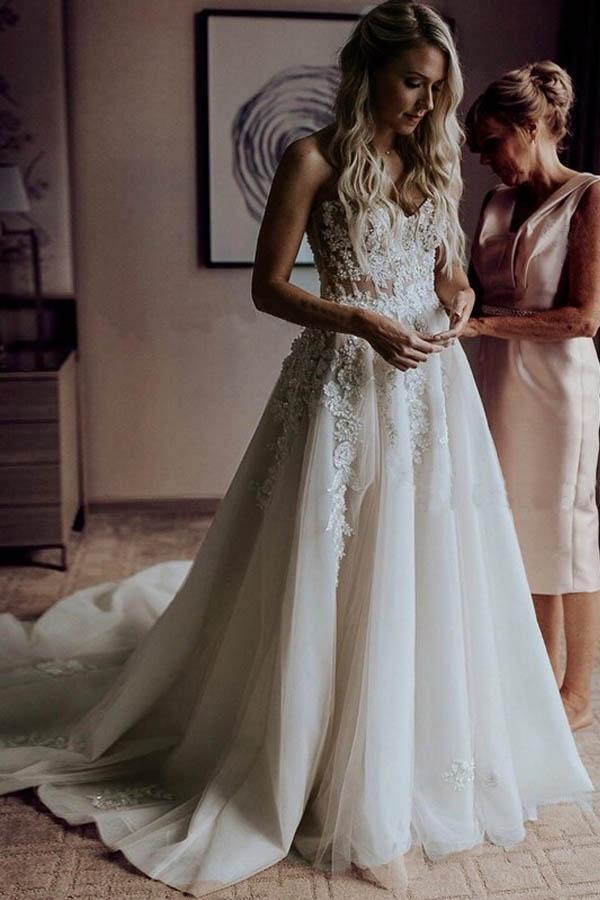 Robe de mariée ligne A à décolleté cœur avec traîne et appliques perlées