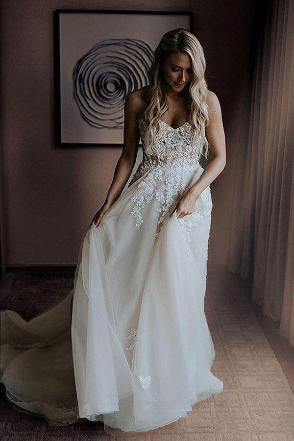 Robe de mariée ligne A à décolleté cœur avec traîne et appliques perlées