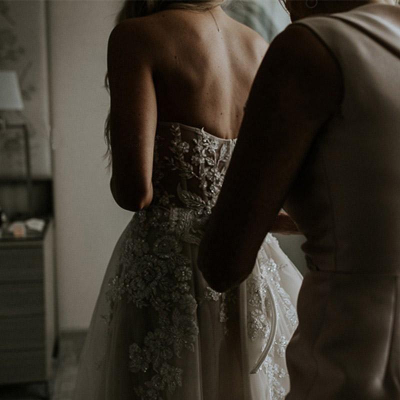 Abito da sposa a linea ad A con scollo a cuore, strascico ampio e applicazioni di perline