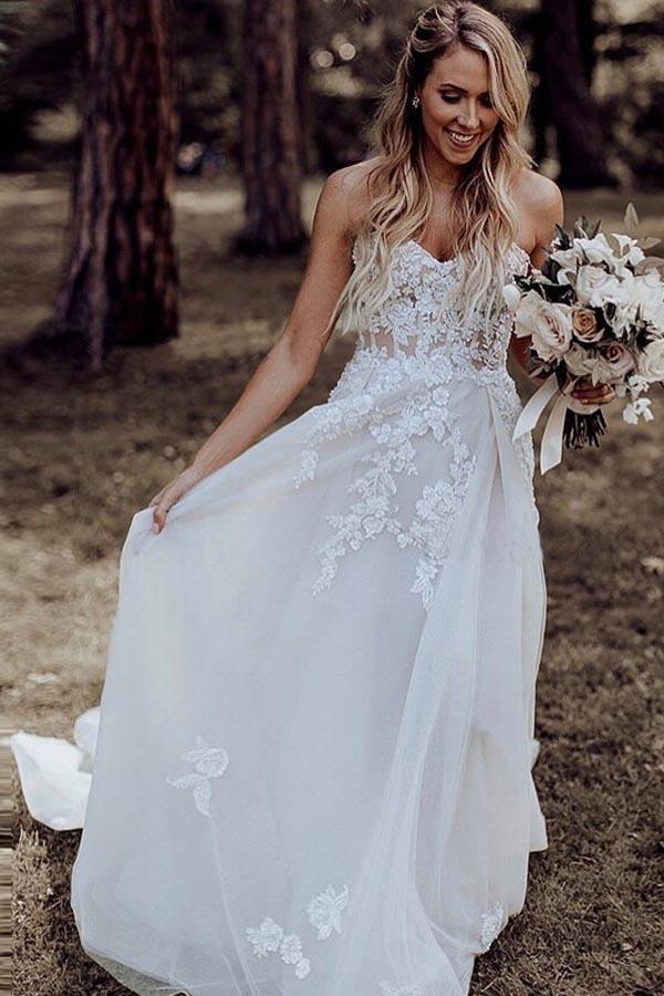 Robe de mariée ligne A à décolleté cœur avec traîne et appliques perlées