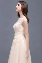 Robe de bal longue jusqu'au sol en tulle avec appliques en dentelle en ligne A