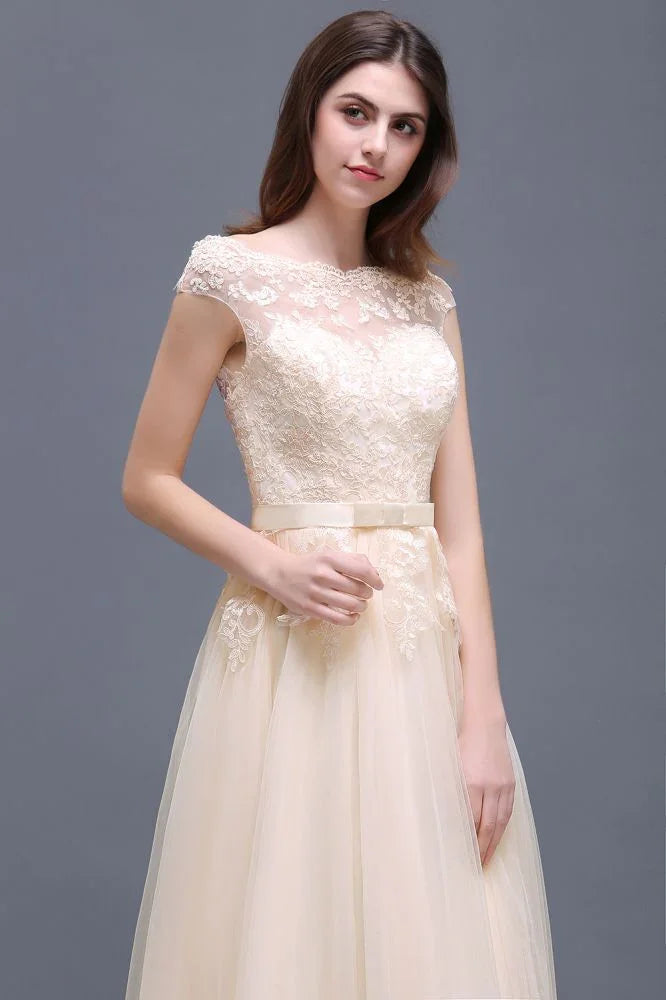 Robe de bal longue jusqu'au sol en tulle avec appliques en dentelle en ligne A