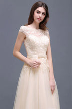 Robe de bal longue jusqu'au sol en tulle avec appliques en dentelle en ligne A