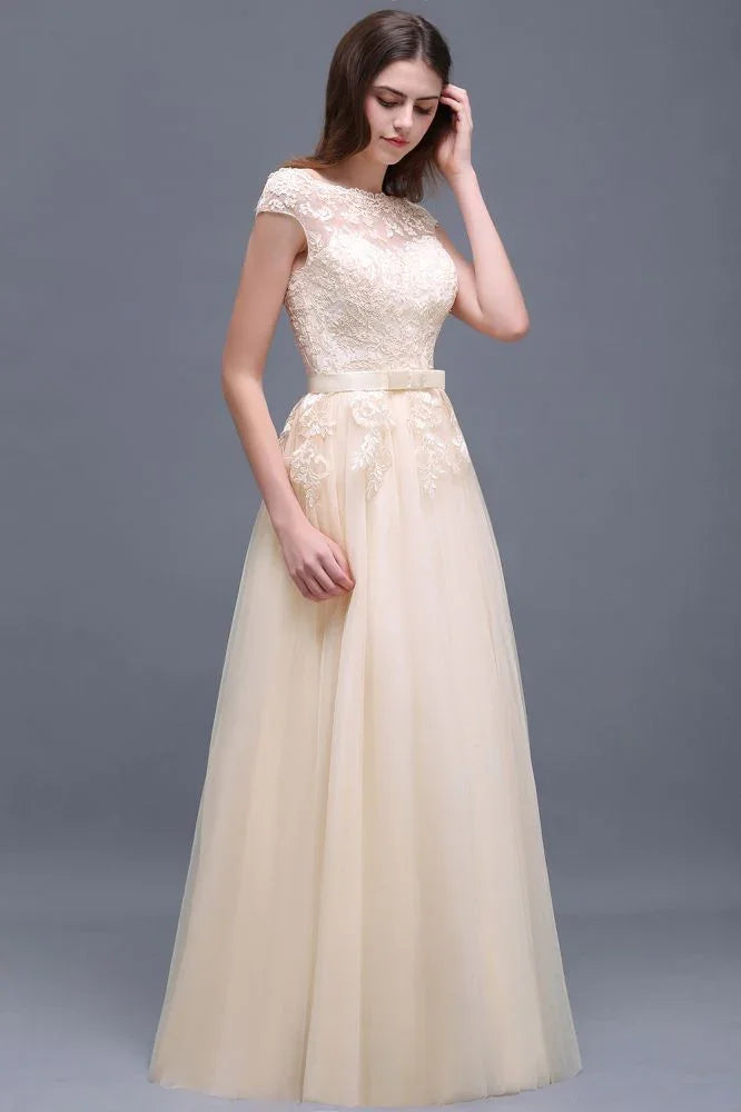Robe de bal longue jusqu'au sol en tulle avec appliques en dentelle en ligne A