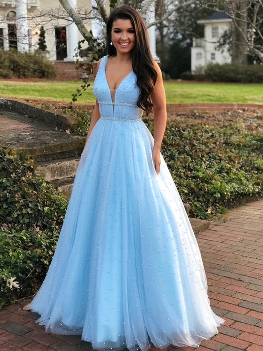 Vestidos de fiesta largos con escote en V, cuentas y cinturón de cuentas en azul cielo.