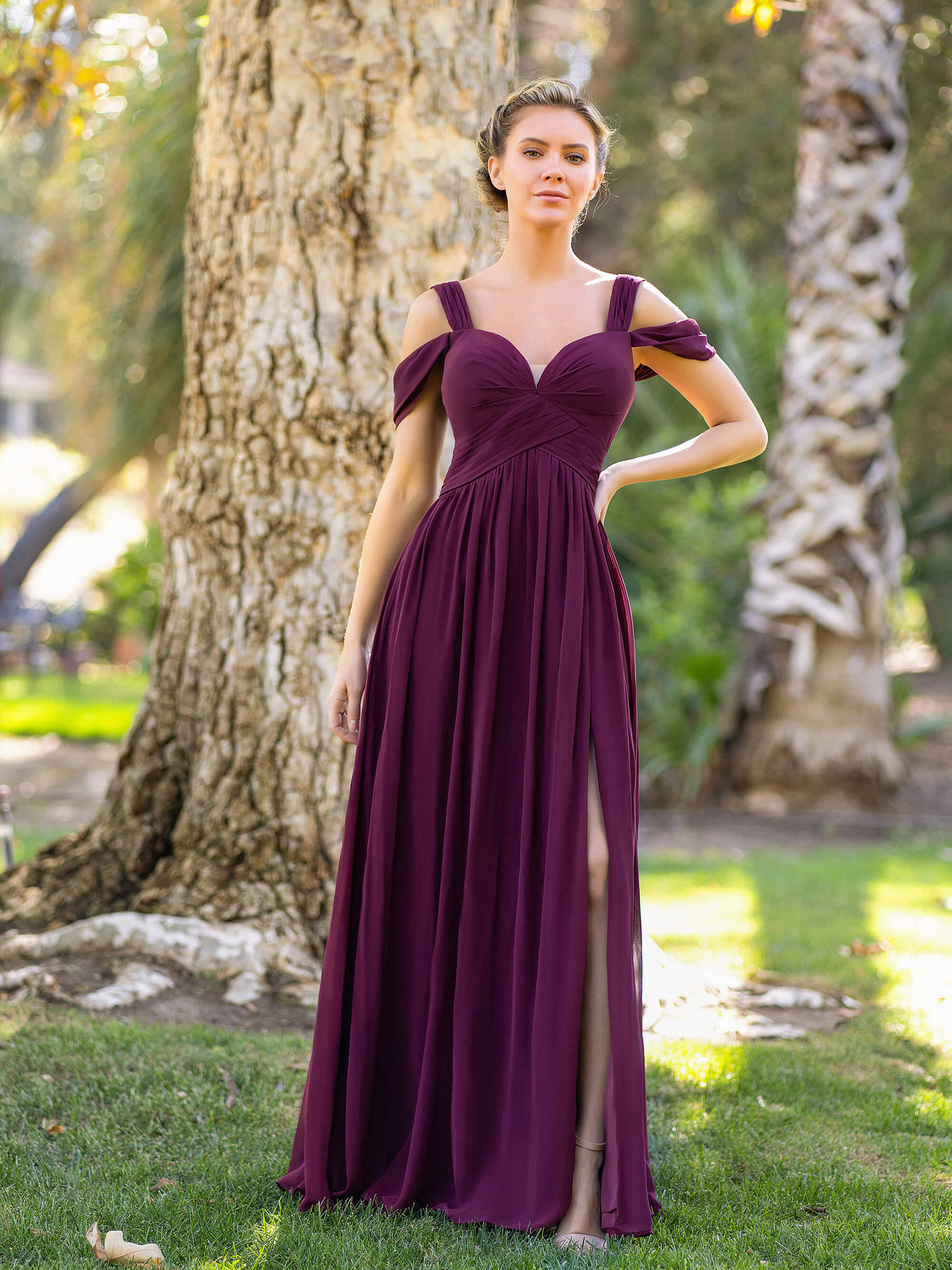 Abito da damigella con scollo a V a linea A in chiffon lungo fino al pavimento