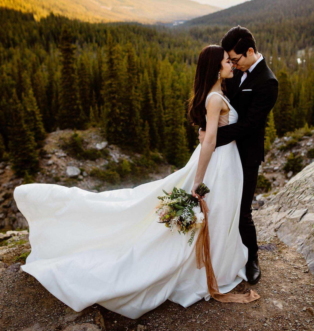 Abito da sposa semplice ed elegante in raso avorio a linea ad A con scollo a V