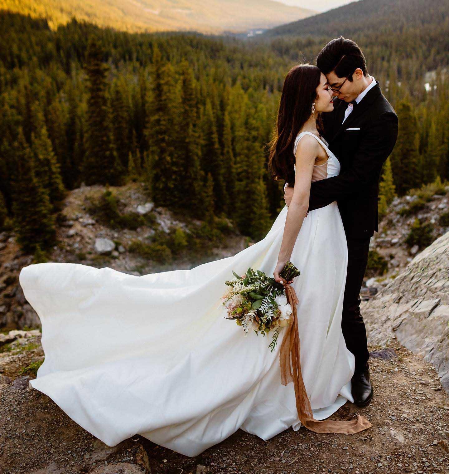 Abito da sposa semplice ed elegante in raso avorio a linea ad A con scollo a V