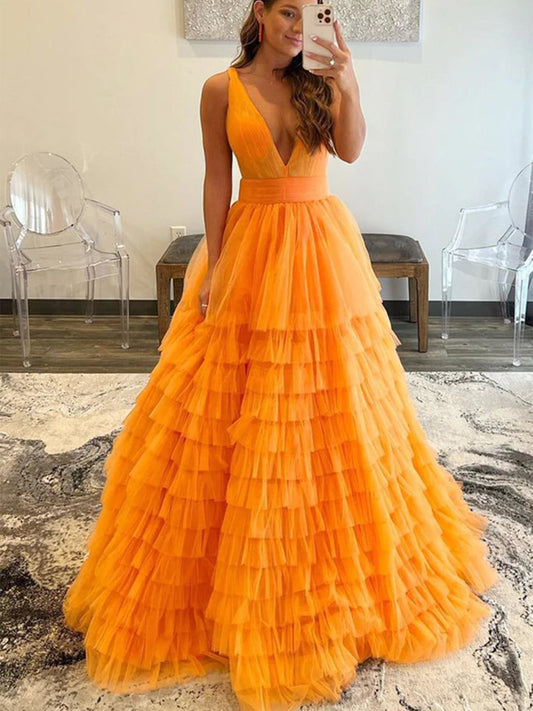 Vestidos de fiesta largos de tul en capas con escote en V y corte A en color naranja.