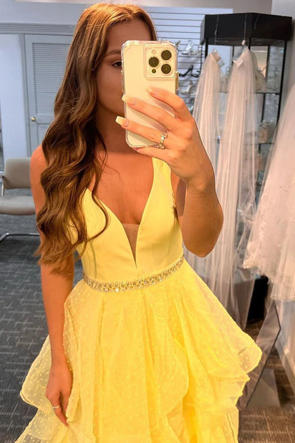 Vestidos longos de baile de finalistas em tule sobreposto com decote em V e cinto amarelo, formais para cerimónias de graduação e eventos noturnos