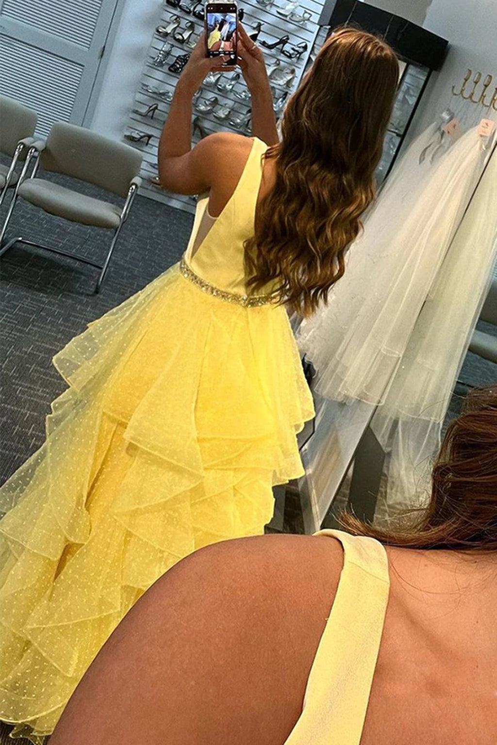 Vestidos longos de baile de finalistas em tule sobreposto com decote em V e cinto amarelo, formais para cerimónias de graduação e eventos noturnos