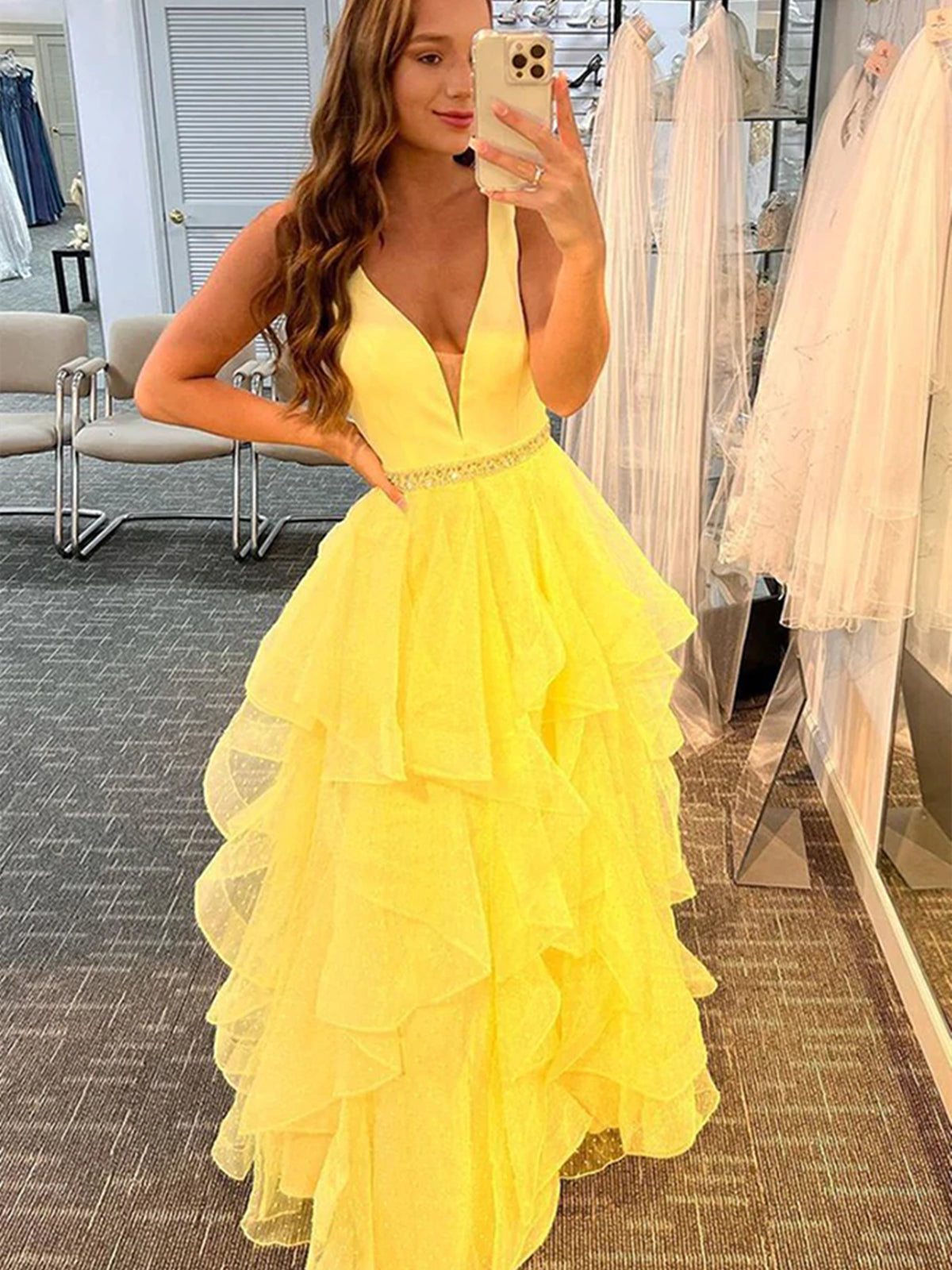 Vestidos longos de baile de finalistas em tule sobreposto com decote em V e cinto amarelo, formais para cerimónias de graduação e eventos noturnos