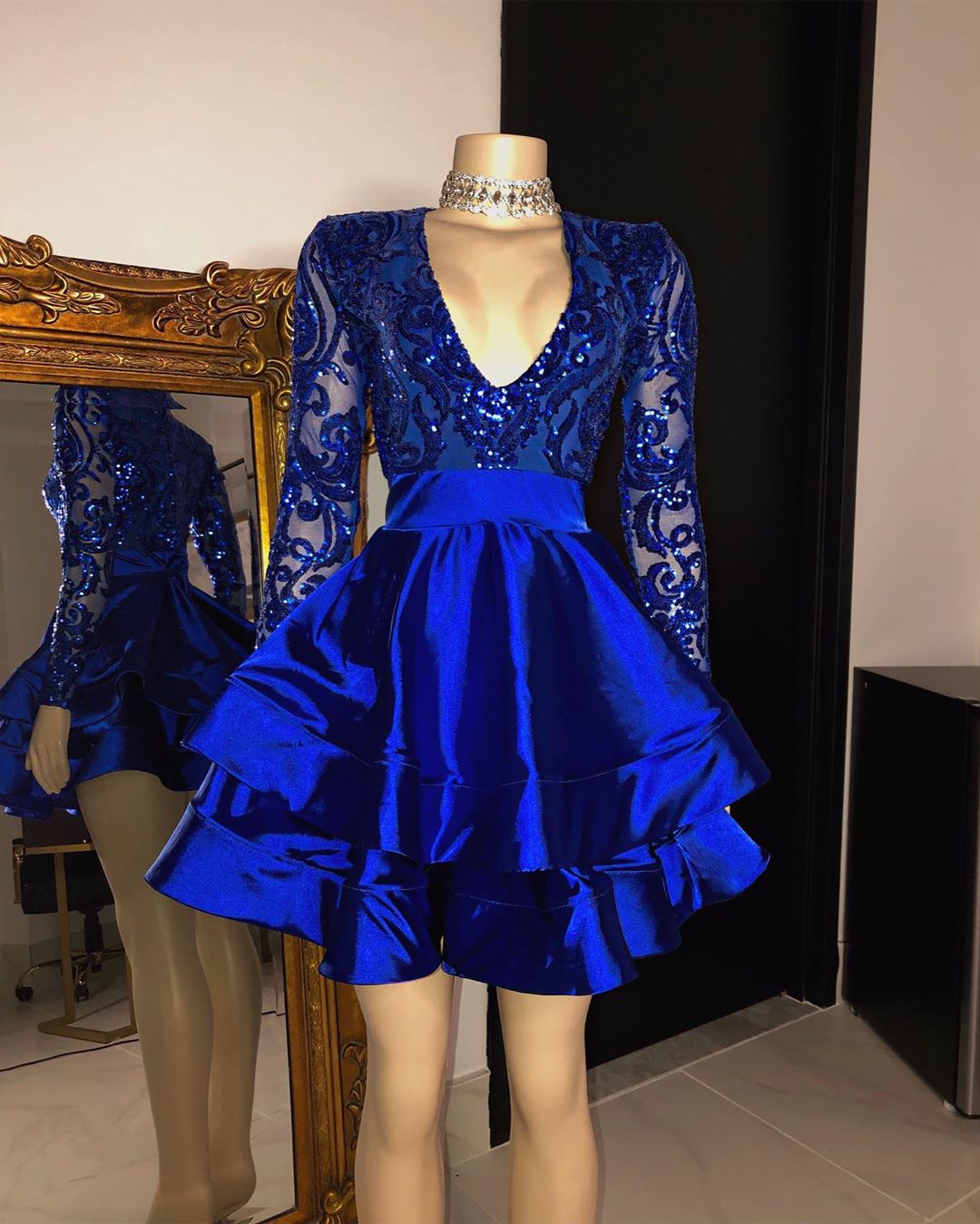 Vestido de fiesta corto con escote en V, capas, lentejuelas y mangas