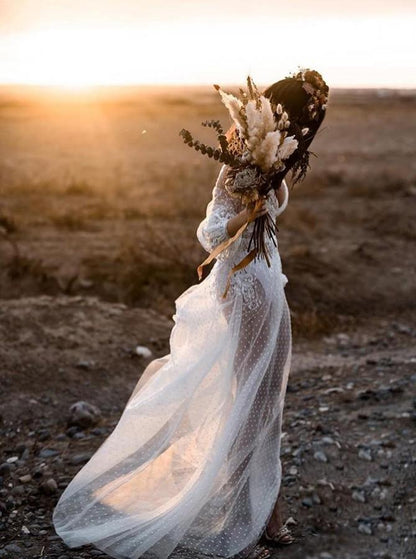 A-Linien-Strandbrautkleid mit V-Ausschnitt und langen Ärmeln und Applikationen
