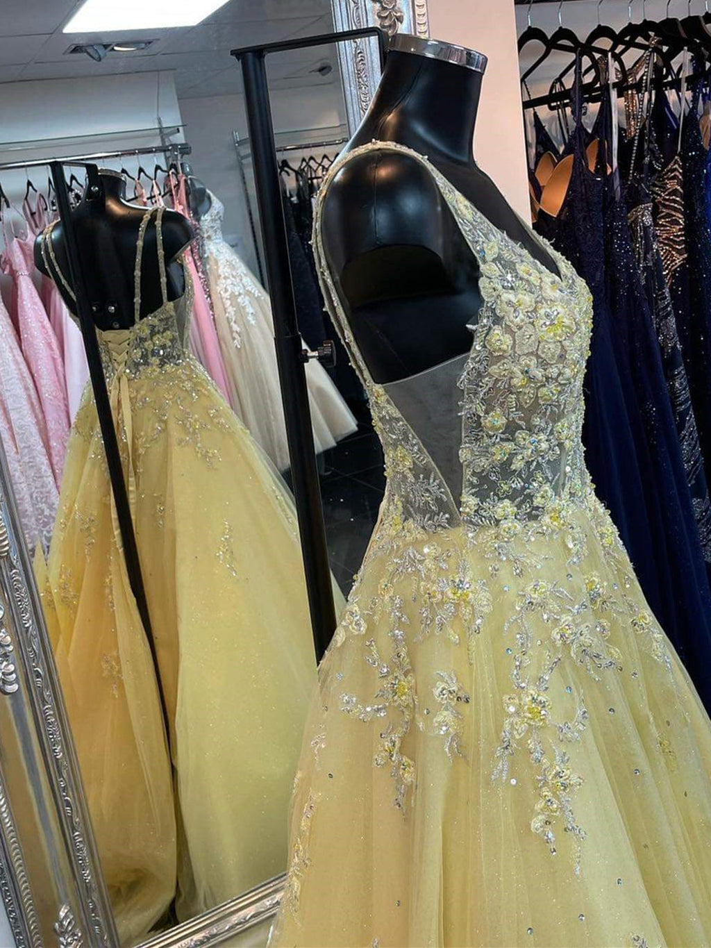 Abito lungo da cerimonia giallo in tulle con scollo a V, schiena scoperta, pizzo floreale e linea a trapezio