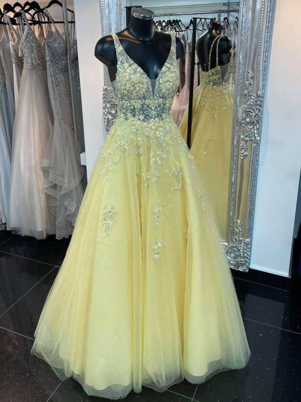 Abito lungo da cerimonia giallo in tulle con scollo a V, schiena scoperta, pizzo floreale e linea a trapezio