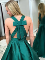 Abito lungo da sera verde formale in raso con scollo a V, schiena scoperta, linea a trapezio e tasca