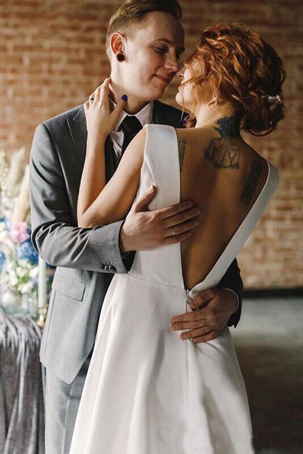 Abito da sposa lungo in raso a linea ad A con scollo a V e schiena scoperta, dotato di tasche