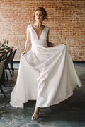 Abito da sposa lungo in raso a linea ad A con scollo a V e schiena scoperta, dotato di tasche