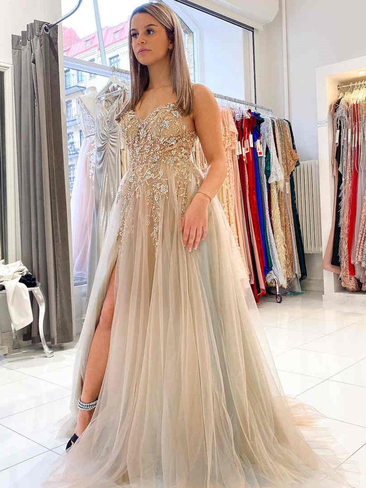Abito lungo da sera grigio formale con scollo a V a linea ad A, schiena scoperta, tulle perline e spacco alto